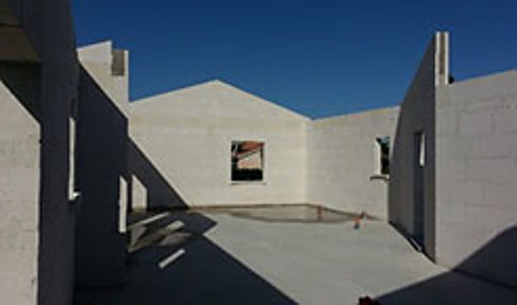 Chantier de maison en blocs de béton sous un ciel bleu