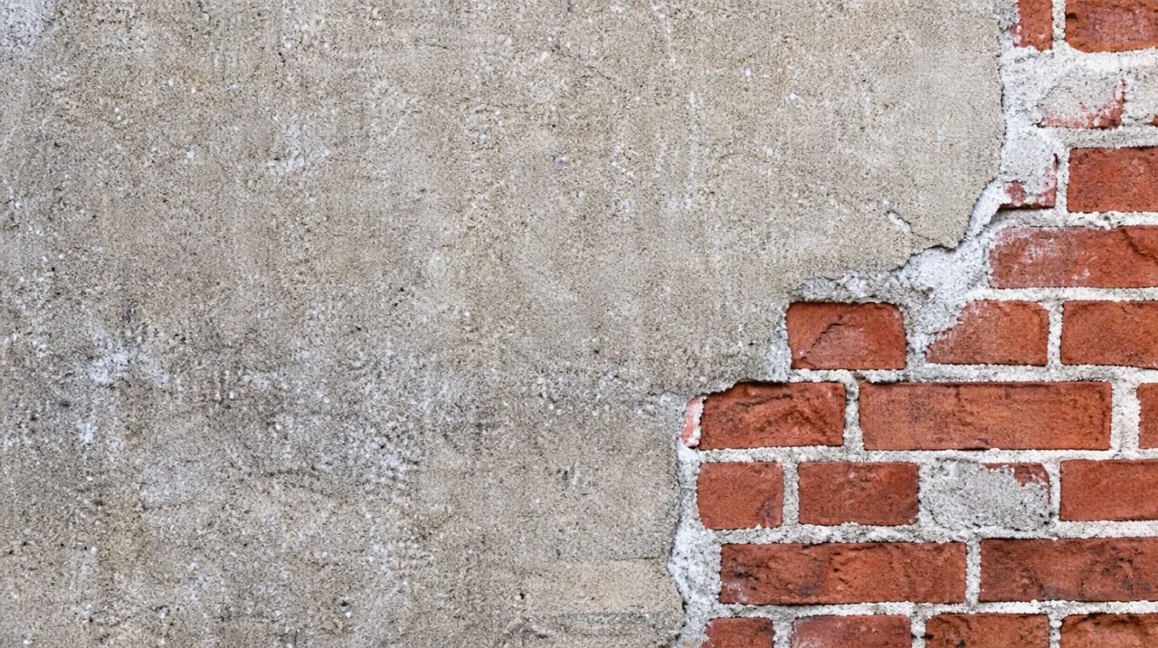 Mur en béton gris avec briques rouges apparentes