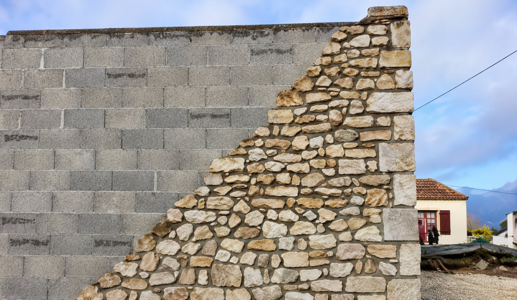 Mur en parpaings avec parement en pierres naturelles