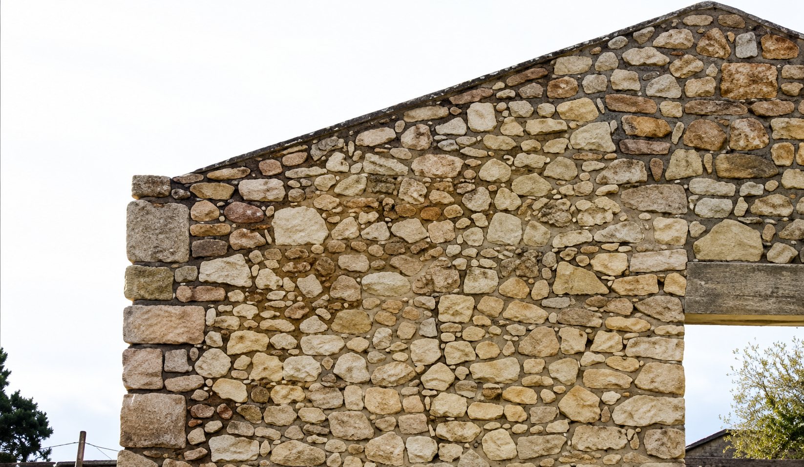 Pignon en pierres apparentes d'un bâtiment ancien